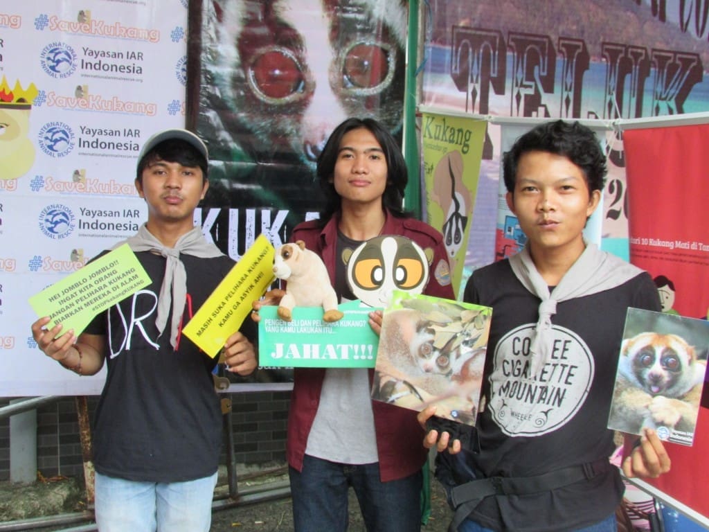 Foto bersama sebagai ajang kampanye untuk tidak memelihara kukang