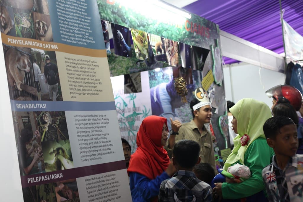 Kader Konservasi BKSDA Wilayah II Ciamisdan tim edukator YIARI menyampaikan informasi mengenai kukan dan tantangan konservasinya kepada pengunjung Pameran Pekan Raya Ciamis, Rabu,01 Juni 2016.