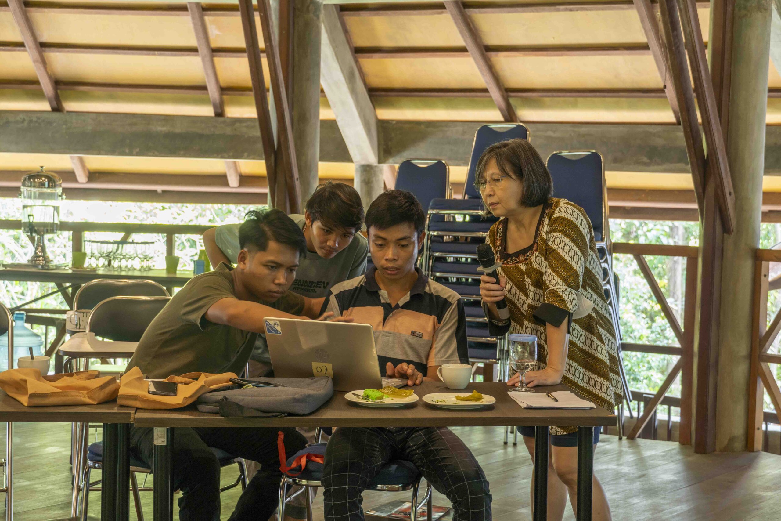 Ibu Lina Kartasasmita, Menginspirasi Lewat Pendidikan