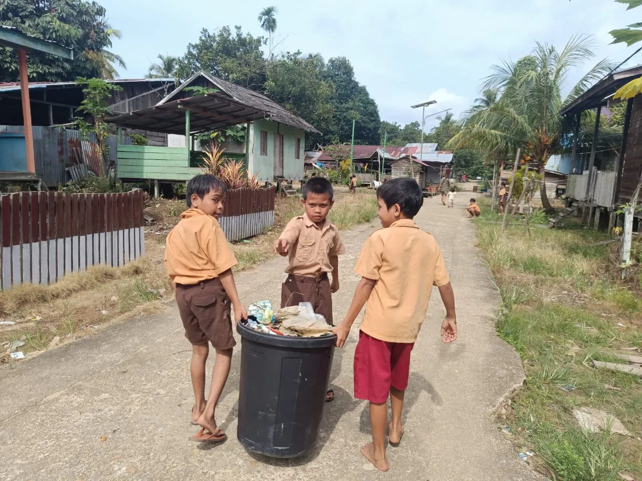 HPSN 2025: YIARI Ajak Anak-anak di Ketapang Bersih-bersih Sampah